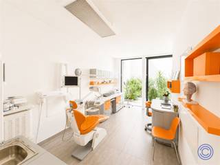<p><span>Informatie handelspand:</span></p><p><span>Op een uitstekende locatie in het bruisende Eilandje, aan de Kribbestraat 8 te Antwerpen, bevindt zich deze instapklare commerciële ruimte op het gelijkvloers. Het pand is momenteel ingericht als tandartspraktijk en zoekt een overnemer. Dankzij de praktische indeling, hoogwaardige afwerking en representatieve uitstraling leent de ruimte zich echter ook perfect voor diverse andere professionele activiteiten, zoals een medische praktijk, kantoor, schoonheidsinstituut, consultancy of andere commerciële doeleinden. Bij het binnenkomen van het pand wordt u verwelkomd in een ruime en stijlvolle wachtruimte met receptiebalie, comfortabele zitplaatsen en een speelhoek voor kinderen. De grote raampartijen zorgen voor veel natuurlijke lichtinval en creëren een open, aangename werkomgeving. Bijzondere extra troeven zijn de ruime privatieve tuin aan de achterzijde, die extra mogelijkheden biedt en zorgt voor een aangename buitenruimte een zeldzame meerwaarde voor een commerciële unit in de stad alsook de grote berging die erbij hoort. Met een EPC-score A geniet u bovendien van een energiezuinige en comfortabele werkplek. De centrale ligging in een dynamische buurt combineert uitstekende bereikbaarheid met een professionele uitstraling. Een ideale opportuniteit voor wie op zoek is naar een instapklare, goed onderhouden commerciële ruimte op een toplocatie in Antwerpen.</span></p><p><span> </span></p><p><span>Indeling</span></p><ul><li><span>Oppervlakte van ca. 113m².</span></li><li><span>Ruime inkom met wachtruimte.</span></li><li><span>Praktijkruimte aansluitend aan tuintje.</span></li><li><span>2de praktijkruimte aansluitend aan tuintje.</span></li><li><span>2 Toiletruimtes met lavabo's .</span></li><li><span>Kelder op -1</span></li><li><span>Mogelijke invulling: </span><span>medische praktijk, kantoor, schoonheidsinstituut, consultancy,....</span><span>.</span></li><li><span>EPC A.</span></li><li><span>Verwarming via radiatoren. </span></li></ul><p><span> </span></p><p><span>Algemene informatie</span></p><ul><li><span>Huurprijs: 1850 EUR/maand + 65 EUR/maand gemeenschappelijke kosten .</span></li><li><span>Per direct beschikbaar.</span></li><li><span>Onroerende voorheffing ten laste van de huurder: ca. 1.000 EUR/jaar.</span></li></ul><ul><li><span>Commissie ten laste van de huurder: 15% van de jaarhuur excl. Btw.</span></li></ul><ul><li><span>Individueel verbruik van gas, water en elektriciteit. </span></li><li><span>Waarborg: 6 maanden.</span></li><li><span>Opmaak plaatsbeschrijving is bespreekbaar. </span></li></ul><p><span> </span></p><p><span>Gebouw</span></p><ul><li><span>In 2015 gezette nieuwbouw.</span></li><li><span>Handelspand op gelijkvloers met 11 bovenliggende appartementen.</span></li></ul><p><span> </span></p><p><span>Ligging</span></p><ul><li><span>Ideale ligging aan het eilandje.</span></li><li><span>Interessante ligging voor diverse commerciële activiteiten. </span></li></ul><p><span> </span></p><p><span>*De informatie in deze prospect is ter informatieve titel: de kandidaat-huurders moeten hun eigen zaak maken van het verkrijgen, controleren en interpreteren van deze informatie.</span></p>