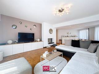 <p><span>Those who are annoyed by today's compact new construction apartments will find their liking here: an exceptionally spacious and bright apartment of no less than 140 m², completely renovated between 2020 and 2022.</span></p><p><span>The property features three full-size bedrooms, ideal for a family, couple with home office or as a combination of living and office. You enter into a pleasant entrance hall with checkroom, which provides access to the generous living space of 50 m². Thanks to the large windows, you enjoy abundant natural light and a pleasant atmosphere here all day long. The adjoining balcony is an added bonus for those who like to spend time outdoors. The modern kitchen was completely renovated and equipped with quality built-in appliances, and offers ample storage space and working comfort. The stylish bathroom is equipped with a walk-in shower and double sink. A separate laundry room completes the picture. An absolute bonus is the spacious garage with additional parking space in front useful for both car and extra storage. Located in a quiet, pleasant neighborhood with easy access to stores, schools and public transportation, this apartment offers the perfect balance of space, comfort and accessibility.</span></p>