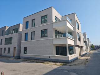 Dit appartement maakt deel uit van het nieuwbouwproject De Blauwe Parel - Residentie Bonaire.<br /><br />Het appartement is gelegen op de tweede verdieping en werd op plan ingedeeld als volgt:<br />Inkomhal met toilet, berging, open ingerichte keuken palend aan terras met zicht op de Ostendialaan, lichtrijke leefruimte palend aan terras met zicht op de binnentuin, 2 slaapkamers en 1 badkamer met douche.<br />Het terras is zuidoostelijk georiënteerd. <br /><br />In het ondergronds complex zijn zowel autostaanplaatsen als afgesloten garageboxen die vrijblijvend kunnen aangekocht worden met het appartement.<br /><br />Appartement: 91,84 m²<br />Terrassen: 18,33 m²