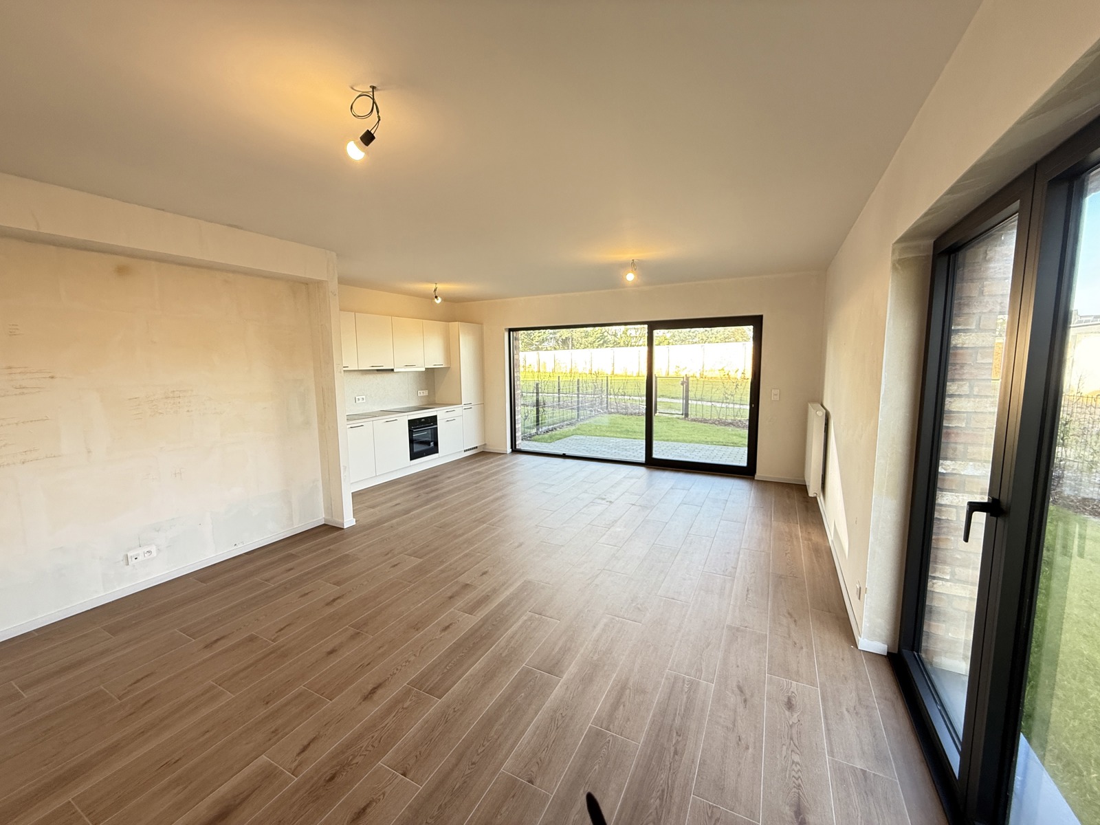 Gelijkvloers 2 slaapkamer appartement met tuin - foto 3