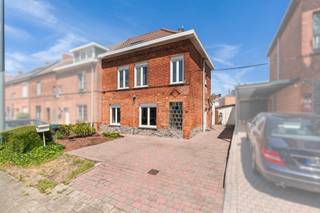 [[ DIT PAND NEEMT DEEL AAN DE ERA OPEN HUIZEN DAG OP 19/9 VAN 16:00 TOT 17:00 ]]
<p><strong>Instapklare halfopen woning in Machelen, op een gunstige locatie nabij het centrum, park, sporthal en belangrijke invalswegen.</strong></p>

<p>Deze charmante woning combineert karakter en comfort op een uitstekende locatie. Dankzij de oprit is er parkeergelegenheid voor twee wagens. Binnen geniet je van een ruime leefruimte met open keuken, ideaal voor gezellige momenten met familie en vrienden.</p>

<p>Op de eerste verdieping bevinden zich twee ruime slaapkamers en een badkamer. De reeds ingerichte zolderverdieping doet momenteel dienst als slaapkamer, maar biedt dankzij haar royale oppervlakte de mogelijkheid om opgedeeld te worden in twee afzonderlijke kamers.</p>

<p>Gelegen in een rustige, residentiële buurt, geniet je hier van alle rust en privacy, terwijl winkels, scholen, openbaar vervoer en andere voorzieningen zich op wandelafstand bevinden.</p>

<p> </p>

<p><strong><u>Belangrijkste ruimtes:</u></strong></p>

<p>• Gezellige living met natuurlijke lichtinval</p>

<p>• Eetkamer aansluitend op de keuken</p>

<p>• Functionele keuken met toegang tot de tuin</p>

<p>• Drie ruime slaapkamers</p>

<p>• Badkamer met basisvoorzieningen</p>

<p>• Bureel, ideaal als thuiswerkplek</p>

<p>• Wasplaats</p>

<p>• Tuin van 88 m² met tuinhuis</p>

<p>• Oprit voor 2 wagens</p>

<p> </p>

<p><strong><u>Troeven:</u></strong></p>

<p>• Instapklare halfopen woning met oprit voor 2 wagens</p>

<p>• 3 ruime kamers</p>

<p>• Gunstige ligging dichtbij centrum, park, sporthal en invalswegen</p>

<p> </p>

<p>Meer informatie of een bezoek met Sam Vandenhouten? Contacteer ons via +3223351115</p>

<p>JOUW DROOMHUIS. ZO GEVONDEN!</p>