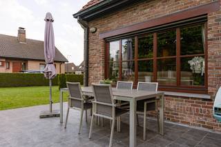 In de Rapenburgstraat 16 vind je deze gezellige woning met veel ruimte en een warme uitstraling.<br /><br />Bij het binnenkomen kom je terecht in de aangename woonkamer, waar de mooie houten balken zorgen voor extra charme en karakter. Aansluitend bevindt zich de volledig gerenoveerde keuken, die modern comfort perfect combineert met een huiselijke sfeer.<br /><br />De woning beschikt over vier volwaardige slaapkamers, ideaal voor gezinnen of wie extra ruimte wenst voor een bureau of hobbykamer. De badkamer is uitgerust met zowel een bad als een douche, wat zorgt voor extra comfort.<br /><br />Dankzij de praktische indeling en de gezellige uitstraling vormt deze woning een ideale thuis voor wie op zoek is naar ruimte en karakter.<br /><br />Interesse? Neem snel contact op met Thomas op het telefoonnummer 0474 26 27 58 of via info@vicusvastgoed.be
