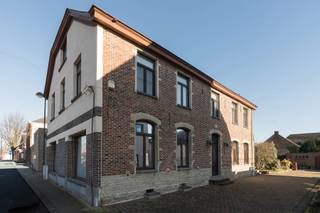 <p>Voor meer informatie of om een bezoek in te plannen, neemt u gerust contact op met Gil via 016 792 900 of via gil.christiaens@homixx.be. Hij helpt u graag verder.<br /><br />Deze prachtige authentieke villa uit 1777 is een zeldzaam stukje erfgoed waar karakter, charme en elegantie elkaar moeiteloos vinden. Een woning met een rijke geschiedenis en een unieke uitstraling, ideaal voor wie op zoek is naar ruimte, authenticiteit en een bijzondere woonbeleving.<br /><br />De villa beschikt over vier ruime slaapkamers, aangevuld met een indrukwekkende polyvalente ruimte op de eerste verdieping. Deze veelzijdige verdieping leent zich perfect als luxueuze master suite, privé-salon, thuiskantoor, atelier of ontspanningsruimte. De aanwezige keuken en badkamer vormen bovendien een uitstekende basis om het geheel naar eigen smaak verder vorm te geven.<br /><br />Ook op vlak van ruimte heeft deze eigendom bijzonder veel te bieden. De royale kelder en de uitgestrekte zolder creëren tal van mogelijkheden voor extra kamers, hobbyruimtes of andere kwalitatieve invullingen.<br /><br />Buiten geniet u van een aangename, private tuin met terras, een heerlijke plek om tot rust te komen en te genieten van het groen rondom u. Achteraan het perceel bevindt zich een bijgebouw met garage, discreet ingeplant en veelzijdig inzetbaar.<br /><br />Deze villa biedt een unieke kans om een uitzonderlijke residentie te creëren waar authentieke charme en hedendaags wooncomfort hand in hand gaan. Een eigendom met ziel, geschiedenis en uitstraling, klaar om een nieuw hoofdstuk te schrijven met haar toekomstige bewoners.</p>