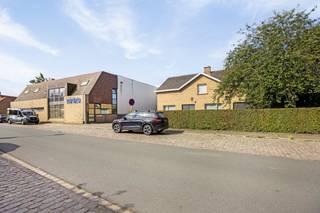 Bedrijfsgebouw met met kantoren, gekoelde magazijnen en woonst te koop aangeboden in centrum Avekapelle, vlak nabij op -en afritten...