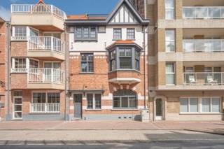<p>Deze prachtige nieuwbouwwoning is gelegen in de Visserskapelstraat, op een topligging in Heist, tussen de zeedijk en de Graaf d'Ursellaan en vlak aan het pleintje De Kinkhoorn. Het strand en de zee bevinden zich op slechts enkele stappen van de woning. De woning werd luxueus afgewerkt en beschikt over een bijzonder doordachte en praktische indeling. De lichtrijke woonkamer vormt samen met de open keuken het hart van de woning en geeft uit op een gezellig patio. Op de bovenste verdieping bevindt zich een heerlijk zuidgericht terras, ideaal om volop van de zon te genieten. De woning telt vier slaapkamers, waarvan één op het gelijkvloers. Deze ruimte kan eveneens perfect dienstdoen als praktijkruimte of bureau voor een zelfstandig beroep. Daarnaast zijn er maar liefst 3 badkamers, wat zorgt voor optimaal comfort. Op het gelijkvloers is een ruime bergruimte voorzien, ideaal voor het stallen van fietsen en het opbergen van allerhande materiaal. Een stijlvolle en instapklare woning, een ideale vaste woonst of als ruim en comfortabel tweede verblijf aan de Belgische kust.</p>