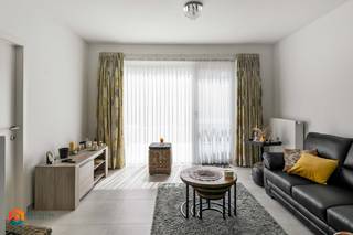 Op een centrale ligging nabij het centrum van Ranst (Liersesteenweg) bevindt zich dit gelijkvloerse appartement. Het bruisende stadscentrum van Lier met zijn cultuuraanbod, horeca en scholen liggen op wandelafstand. Tevens geniet u van een uitstekende bereikbaarheid vlakbij belangrijke invalswegen.<br /><br />We betreden het appartement via de inkomhal met apart gastentoilet. De lichtrijke leefruimte kan u inrichten met een gezellige zithoek en eetplaats. De open keuken is mooi geïntegreerd in het geheel en voorzien van de voornaamste toestellen. Verder beschikt dit gelijkvloers appartement over een aparte berging, 2 slaapkamers en badkamer, dewelke voorzien is van een dubbele lavabo, bad en inloopdouche. In de tuin kan u steeds in alle rust en privacy genieten van het mooie weer. In de huurprijs is er een parkeerplaats inbegrepen. De bijkomende gemeenschappelijke kosten bedragen 50 euro/maand.<br /><br />Het appartement is beschikbaar vanaf 1/09/2026<br /><br />U dient een bezoekaanvraag in te dienen via het zoekertje op onze website via de knop "vraag bezoek aan".<br /><br />Dit is een uitstekende opportuniteit als u op zoek bent naar een gelijkvloers appartement met tuin en parkeerplaats in Ranst. Contacteer ons voor meer informatie of neem een kijkje op www.boonstravastgoed.be<br /><br />Bijzonderheden:<br />- Tuin<br />- Centrale ligging<br />- Gelijkvloers appartement