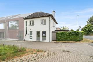 <p><span>Instapklare, ruime woning met veranda, dakterras, garage en 4 slaapkamers in kindvriendelijke wijk te Wevelgem.</span></p><p><span>Richtprijs 399 000 euro.</span></p><p><span>Deze </span><span>instapklare woning</span><span> ligt in een bijzonder </span><span>kindvriendelijke wijk</span><span>, waar rust, veiligheid en buurtgevoel centraal staan. De woning biedt een verrassend ruime indeling en is ideaal voor gezinnen die comfort, licht en extra ruimte zoeken.</span></p><p><span>Op het gelijkvloers vind je een </span><span>inkomhal met gastentoilet</span><span> en een </span><span>voorste ruimte</span><span> die perfect kan dienen als </span><span>bureau</span><span>, speelkamer of praktijkruimte. De </span><span>grote zitruimte</span><span> sluit mooi aan op de </span><span>ruime leefkeuken</span><span>, voorzien van een </span><span>praktische berging</span><span>. Aansluitend bevindt zich een </span><span>recente veranda</span><span>, een heerlijke plek om het hele jaar door te genieten van licht en uitzicht op de tuin.</span></p><p><span>Buiten beschikt de woning over een </span><span>gezellig terras</span><span>, een </span><span>tuinhuis met zitgedeelte</span><span>, een </span><span>aangenaam dakterras</span><span>, een </span><span>garage</span><span> en een </span><span>praktische fietsberging</span><span> ideaal voor gezinnen met actieve kinderen.</span></p><p><span>Op de eerste verdieping zijn er </span><span>drie volwaardige slaapkamers</span><span> en een </span><span>ruime badkamer</span><span>. Via een vaste trap bereik je de </span><span>zolder</span><span>, waar een </span><span>extra kamer</span><span> werd ingericht, aangevuld met een </span><span>handige berging</span><span>.</span></p><p><span>Deze woning combineert ruimte, comfort en een uitstekende ligging perfect voor wie zonder renovatiestress wil verhuizen.</span></p><h2><span>Troeven</span></h2><ul><li><span>Instapklaar meteen wonen zonder werken</span></li><li><span>Kindvriendelijke wijk met rustige straten</span></li><li><span>Bureauruimte vooraan ideaal voor thuiswerk of praktijk</span></li><li><span>Ruime leefkeuken met berging</span></li><li><span>Recente veranda als extra leefruimte</span></li><li><span>Terras + tuinhuis + dakterras</span></li><li><span>Garage en fietsberging</span></li><li><span>zonnepanelen</span></li><li><span>4 slaapkamers inclusief zolderkamer</span></li></ul><h2><span>Bezoekweek</span></h2><p><span>Er is een </span><span>bezoekweek voorzien van 10 tot 16 augustus</span><span>. Gelieve vooraf te verwittigen via mail of telefoon.</span></p><p><span><span>stijn@vastgoedkantoorvanassche.be</span></span><span> of 0476763876</span></p><p><span> </span></p>