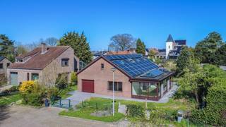Een ruime (250m²), te moderniseren villa met oa. 3 (mogelijk 5) slaapkamers,<br />ruime woonkamer + veranda (samen 69,00m²), 40 zonnepanelen (op heden nog met <br />certificaten), garage + parking, ideaal gelegen in een verkeersvrij woonerf. <br />Op het gelijkvloers: inkom, living (35.00m²) + mooie veranda (34,00m²), keuken (11.50m²), nachthal met vestiaire en toilet, badkamer (bad, dubbele wastafel), slaapkamers 1 en 2 (14.35 / 17.60m²), garage (24.00m²);<br />Op de eerste verdieping (af te werken): kamer 3 (13.60m²), bureelruimte (10.00m²), douchekamer (douche + wastafel), toilet, inrichtbare zolderruimte (45.00m²);<br />Verder: kelder (18.00m²), oprit, terras en tuin. <br />Buitenschrijnwerk hardhout driedubbel glas + alu dubbel glas <br />Centrale verwarming op aardgas (nieuwe gascondensketel 2026) + airco<br />EPC: label C (!!! Geen renovatieplicht!!!) - 40 zonnepanelen - asbestveilig!<br />Perceeloppervlakte: 6a 91ca - kadastraal inkomen: 2.318EUR