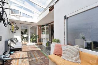 Op een uitstekende locatie in de Weggevoerdenstraat bevindt zich deze veelzijdige woning op een perceel van 4a 70ca. Hier geniet je van een...