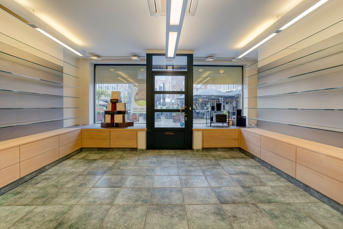 UITZONDERLIJK HANDELSHUIS MET GERENOVEERD DUPLEXAPPARTEMENT OP TOPLOCATIE IN CENTRUM TONGEREN. - foto 5