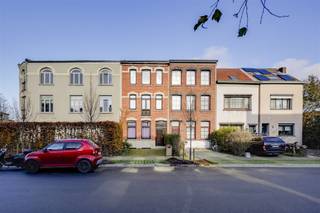 Ready to move in house with 4 bedrooms, or with possibility of practice or hobby room, centrally located in the Deuzeld neighborhood in Schoten,...