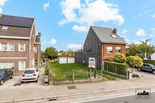 <p><span>Deze energiezuinige halfopen nieuwbouwwoning in het rustige en aangename Wetteren Overbeke, is ideaal gelegen. Dankzij de vlotte verbinding ben je bovendien snel in het centrum van Wetteren en kunnen alle nodige voorzieningen gevonden worden. </span></p><p><span> </span></p><p><span>De woning wordt duurzaam en kwalitatief gebouwd met oog voor comfort, energiezuinigheid en toekomstgericht wonen. Moderne technieken, een doordachte indeling en een aangename tuin maken van deze woning een ideale thuis voor gezinnen of koppels die ruimte en kwaliteit zoeken.</span></p><p><span> </span></p><p><span>De woning krijgt volgende indeling: Via de inkomhal met gastentoilet betreed je de woning. De lichtrijke leefruimte sluit naadloos aan op de open keuken en biedt een mooi zicht op de tuin en het terras. Aansluitend is er een praktische berging/wasplaats met plaats voor technieken. Parkeren kan op eigen terrein, met de mogelijkheid tot het plaatsen van een carport.De nachthal geeft toegang tot drie volwaardige slaapkamers, een apart toilet en een ruime badkamer uitgerust met ligbad, inloopdouche en dubbel lavabomeubel.<br />Via een zolderluik is de zolder bereikbaar. Deze ruimte biedt extra opbergmogelijkheden of kan eventueel ingericht worden als bijkomende ruimte, mits verdere afwerking.</span></p><p><span> </span></p><p><span>Technische troeven op een rij</span></p><ul><li><span>Zeer gunstig EPC label (E-peil 30) </span></li><li><span>Lucht/water warmtepomp met vloerverwarming</span></li><li><span>Regenwaterput van 7.500 liter</span></li><li><span>Mogelijkheid tot het plaatsen van een carport (ca. 18 m²)</span></li></ul><p><span>Meer informatie gewenst? Neem contact op met Quinten van Immo Zone op 0485/02.48.04 of via <span>quinten@immo-zone.be</span></span><span> </span></p><p><span> </span></p>