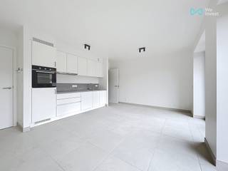 Mail: rent.brussels@weinvest.be Tel: 02/315.51.73<br /><br />We Invest is verheugd u dit studio-appartement in het hart van het Mench-residentieel project in Schaarbeek voor te stellen (meer informatie over het project: https://immo.weinvest.be/mench/).<br /><br />Dit nieuwbouwproject biedt een rustige en groene woonomgeving, met een gemeenschappelijke tuin, terwijl het profiteert van uitstekende bereikbaarheid dankzij de nabijheid van het openbaar vervoer, winkels en de belangrijkste wegen.<br /><br />Gelegen op de eerste verdieping van een gebouw met lift, bestaat de studio uit een mooie douchekamer, een ruime en lichte woonkamer met volledig uitgeruste open keuken, een gastentoilet en een wasruimte. U geniet ook van het balkon met uitzicht op de gemeenschappelijke tuin.<br /><br />Huurprijs: €950<br />Kosten: €35 (maandelijkse provisie voor gemeenschappelijke lasten)<br />EPC: A<br /><br />Mogelijkheid om een parkeerplaats te huren voor €150 extra per maand.<br /><br />Wacht niet om een bezoek te plannen!<br /><br />Voor meer exclusieve panden, bezoek www.weinvest.be<br />Voor het plan, ga naar https://immo.weinvest.be/mench/