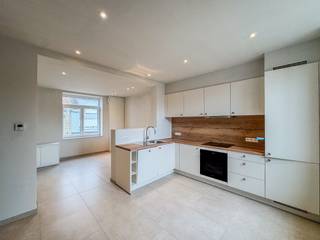 In Pervijze, deelgemeente van Diksmuide, huisvest deze volledig gerenoveerde woning met volgende indeling:<br /><br />GELIJKVLOERS:<br />Inkomhal - leefruimte - open en volledig ingerichte keuken - wasruimte/berging - volledig ingerichte badkamer.<br /><br />VERDIEP 1:<br />Nachthal - slaapkamer 1 met dressing/kinderkamer/bureau - slaapkamer 2.<br /><br />ZOLDER:<br />Volledig geïsoleerde zolder. Toegankelijk via vaste trap.<br /><br />ALGEMEEN:<br />- Volledig gerenoveerde woning.<br />- CV op aardgas, vloerverwarming.<br />- Schrijnwerk: PVC, hoogrendementbeglazing.<br />- Onmiddellijk vrij!<br /><br />Meer info op www.vastgoedvanoverschelde.be