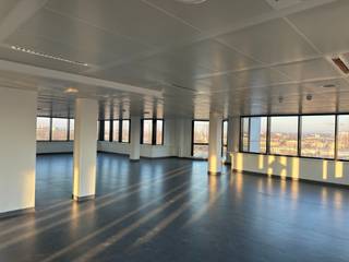 Bright offices ideally located on a high-traffic axis linking the Ring to the centre of Brussels, at the western entrance to the capital and in the immediate vicinity of the E19. Easily accessible by public transport and car.<br />Space divisible from 300 sqm.<br />Archives available: 60 €/sqm/year.<br />Parking IN: €1,000/space/year.<br />Parking OUT: 500 €/space/year.