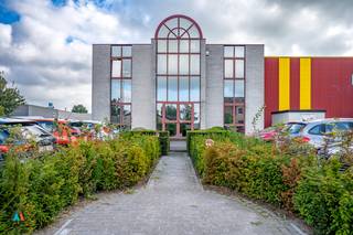 Ruime industriële loods in Hoogstraten, gelegen aan de Hinnenboomstraat 1.Deze loods heeft een oppervlakte van 3.086 m² met een hoogte van 7,50...