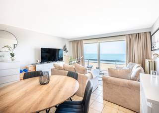 Instapklaar vakantieappartement met FRONTAAL zeezicht te koop op de Zeedijk van Koksijde-Bad. <br /><br />Dit energiezuinige (EPC LABEL A) pand is gelegen in de kleinschalige residentie Brighton. De bakker, slager en andere winkels bevinden zich op wandelafstand, alsook het openbaar vervoer. Kortom: de perfecte locatie. Vanop het 6de verdiep kan u in alle rust genieten van een magnifiek zeezicht. <br /><br />Dit appartement werd als volgt ingedeeld: inkomhal met ingemaakte vestiaire | leefruimte met magistraal zeezicht en balkon | volledig uitgeruste en open keuken | afzonderlijk toilet | badkamer voorzien van bad met douchegarnituur en dubbele lavabo in meubel | eerste volwaardige slaapkamer met ingemaakte kasten en toegang tot zonnig balkon achteraan |tweede slaapkamer met ingemaakte kasten.<br /><br />Er is een privatieve kelder aanwezig alsook een gemeenschappelijke fietsenberging.<br /><br />Op zoek naar een vakantieappartement met een magistraal zeezicht te Koksijde? Zoek niet verder, dit appartement kan het uwe zijn!