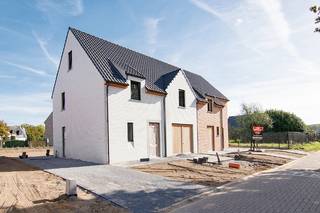 <u><strong>Moderne halfopen nieuwbouwwoning met 4 slaapkamers en 2 badkamers<br /><br />Pleisterwerken zijn opgestart</strong></u><br /><br /><u><strong>TROEVEN: </strong></u><br />– 4 volwaardige slaapkamers <br />– 2 badkamers <br />– Energiezuinig <br />– Moderne architectuur<br />– Goede bereikbaarheid naar Hasselt, centrum Diepenbeek, autosnelweg E313, … <br />– Veel natuurlijke lichtinval <br />– Zolder wordt ingericht met master bedroom en badkamer, ideaal voor gezinnen die net dat beetje extra privacy wensen <br /><br />Ontdek deze prachtige halfopen nieuwbouwwoning, ontworpen voor wie ruimte, licht en comfort waardeert. De woning beschikt over 4 slaapkamers en 2 badkamers, waarbij 1 slaapkamer en 1 badkamer op de tweede verdieping (zolderverdieping) voor extra privacy zorgen. Perfect voor gezinnen of wie graag een rustige werk- of hobbyruimte wil! <br /><br />De open leefruimte vormt het hart van het huis: een lichte, uitnodigende ruimte waar koken, eten en ontspannen moeiteloos samenkomen. Vanuit de woonkamer stapt u zo het terras of de tuin op – een perfecte plek om te genieten van zonnige dagen, een kop koffie in de ochtend of gezellige avonden met vrienden en familie.<br />Dankzij het halfopen ontwerp ervaart u een ideale balans tussen privacy en verbondenheid met de omgeving. Met moderne afwerking, slimme indeling en veel lichtinval is dit de ideale plek om een nieuw hoofdstuk te beginnen.<br /><br />Deze twee halfopen wooneenheden worden gebouwd op een riant perceel en bevinden zich op een boogscheut van het centrum van Diepenbeek en op slechts enkele minuten van de op- en afrit van de E313. Diepenbeek heeft een rijk aanbod aan natuurgebieden, wandel- en fietsmogelijkheden, sportfaciliteiten en speeltuinen. Vanuit Diepenbeek is er verder nog veel te beleven bij de buren uit Hasselt, Genk, Bilzen en Kortessem. Deze mooie gemeente is dus de ideale uitvalsbasis voor al het moois dat Limburg te bieden heeft!