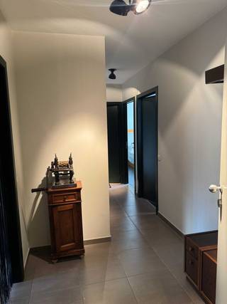 Lichtrijk, modern en instapklaar 2-slaapkamerappartement met een bewoonbare opp van 100 m², een terras van 16m² en een garage van 12 m²Stap binnen in...