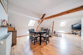 OVERIJSE – Ideally located close to shops, restaurants, schools, sports facilities, public transport and the motorway. This 3-bedroom apartment of +/- 97 m² (according to the EPC certificate) is situated on the 2nd and top floor of a small co-ownership comprising 3 apartments – without a lift, resulting in low commun charges. It consists of a living and dining room of +/- 36 m² with an open-plan kitchen, a bathroom of +/- 12 m² equipped with a bathtub, a toilet and a sink, as well as 3 bedrooms of +/- 15 m², +/- 17 m² and +/- 20 m². Private convertible attic spaces of +/- 20 m² and 26 m². The building was completely renovated in 2019 and is perfectly suited as a first home or as an investment. Additional information: Indoor bicycle storage on the ground floor, private cellar of +/- 14 m², compliant electrical installation, individual gas boiler, EPC: C – 268 kWh/m²/year, commun charges: €44/month (electricity, property management, building insurance), availability: to be agreed. More information or a viewing? Contact WE INVEST OVERIJSE on 02/455.20.35 or by email at overijse@weinvest.be!