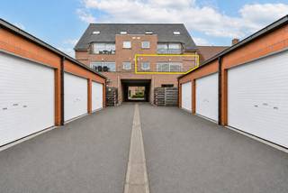 Pal in het centrum van Gistel, maar toch gelegen in een rustige woonwijk, bevindt zich op de eerste verdieping dit aangename en instapklare appartement. Dankzij de centrale ligging geniet u hier van alle comfort op wandelafstand: winkels, horeca, openbaar vervoer en andere voorzieningen bevinden zich letterlijk op een steenworp van het appartement.<br /><br />Het appartement beschikt over een lichtrijke leefruimte met een ingerichte open keuken, die beide uitgeven op het ruime en rustige zonneterras van maar liefst 23 m²! Aansluitend aan de keuken bevindt zich een praktische, aparte berging, ideaal als extra opslagruimte. Verder beschikt het appartement over een badkamer met ligbad en douchemogelijkheid, een apart gastentoilet en twee mooie slaapkamers.<br /><br />Het appartement is momenteel verhuurd voor € 700 per maand, wat het ook interessant maakt als investering. Daarnaast bestaat de mogelijkheid om achteraan het gebouw een individuele garagebox aan te kopen!<br />Vraag nu uw bezoek aan! EPC: 145 kWh/m² ~ UC: 3553913 ~Vg, Wg, Gmo, Gvv, Gmr ~ Ref. MI25022