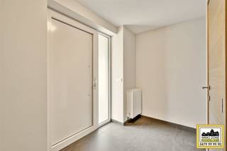 <p>"ABSOLUTE TOPPER" - Afspraak BEZOEKDAG ENKEL telefonisch via Iris Emic op 0483/ 36. 84. 25. De stukken van de woning zijn te consulteren op www.immo-zone.be. Deze moderne instapklare woning met 3 slpks, garage en tuin vinden we terug te Wettersesteenweg 129B, Sint-Lievens-Houtem. Indeling: Op het gelijkvloers treffen we de tuin en inkomhal met toegang tot de berging en zeer ruime garage. Via de vaste trap gaan we naar het 1e verdiep met de grote en lichtrijke leefruimte met eetplaats en zithoek en aansluitend de uitgeruste open keuken. Zowel vooraan als achteraan is er een terras aanwezig. Op het 2e verdiep zien we de 3 slaapkamers en badkamer. Op het 3e verdiep treffen we de grote slaapkamer en zolderruimte. Achteraan de woning is er de toegang tot de garage. Deze woning is een ABSOLUTE TOPPER voor starters en gezinnen. Gelegen nabij winkels, scholen, openbaar vervoer en op 4 km van de autosnelweg. P-score: C / G-score: A. <br />VOOR ZEER SNELLE BESLISSERS!!<br />IMMO ZONE RHODELAND  </p>