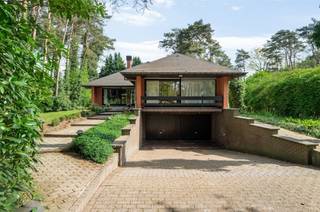 Stap binnen in deze architecturaal ontworpen woning waar karakter, comfort en functionaliteit naadloos samenkomen. Alle leefruimtes bevinden zich...