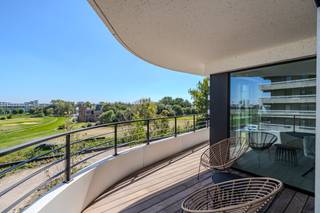 Magnifique appartement met 2 slaapkamers en zicht op de renbaan te Oostende, prachtig zongericht terras met open zicht. Indeling: - inkomhal -...