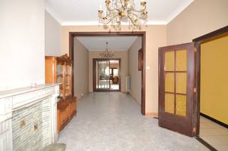 Ontdek het potentieel van deze ruime gezinswoning. Met een bewoonbare oppervlakte van circa 193 m² en maar liefst 4 slaapkamers, biedt dit pand de perfecte basis om uw droomhuis te creëren.<br /><br />De woning verwelkomt u met een doorzonwoonkamer die overloopt in de eetkamer en open keuken. Vanuit de keuken heeft u directe toegang tot de tuin, een fijne buitenruimte met veel potentieel.<br /><br />Op de bovenverdiepingen bevinden zich de badkamer en de 4 volwaardige slaapkamers waarvan ééntje met vide.<br /><br />Interesse?<br /><br />Grijp deze kans en maak van dit huis uw nieuwe thuis. Voor meer informatie of een bezichtiging, neem gerust contact op via 0494 03 06 40 of michael@immovos.be.<br />