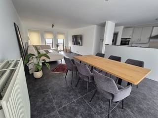 <p>Ben je op zoek naar een aangenaam appartement met twee slaapkamers, een ruim terras en een eigen staanplaats? Dan is dit appartement op de eerste verdieping zeker een bezoek waard!<br /><br />Het appartement is bereikbaar met de lift of via de trap en beschikt over twee slaapkamers en een volledig uitgeruste keuken met combi-oven, vaatwasser, koelkast en keramische kookplaat. Daarnaast geniet je van een ruim terras van maar liefst 20 m², ideaal om heerlijk te ontspannen en van het buitenleven te genieten.<br /><br />Het appartement is voorzien van centrale verwarming op gas en beschikt bovendien over een eigen kelderberging en een private overdekte staanplaats, wat zorgt voor extra comfort en opbergruimte.<br /><br />Beschikbaar vanaf 1 januari 2027.<br /><br />Heb je interesse? Vraag uw bezoek aan via onze website https://www.immovl.be/te-huur/list en druk op de knop <strong>'IK WENS EEN BEZOEK'.</strong><br /><br /></p>