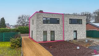 <p>Bij ImmoFusion 7/7 “open huis” : klik op onze 3D-TOUR.<br />Ervaar vastgoed alsof je er zelf doorloopt!<br /><br /></p>
<p>Welkom in deze prachtige energiezuinige nieuwbouwwoning gelegen te Moestuinstraat 13A, 3582 Koersel (Heusden-Zolder). Deze moderne woning combineert ruimte, comfort en duurzaamheid met een rustige ligging en groen uitzicht, terwijl alle voorzieningen zich op korte afstand bevinden.<br /><br /></p>
<p>De woning werd opgetrokken op een perceel van 4a04ca met een straatbreedte van 9,80 meter en beschikt over een bewoonbare oppervlakte van 136m². Zowel de voor-, zij- als achtertuin zijn volledig aangelegd, wat zorgt voor privacy en een verzorgde uitstraling.<br /><br /></p>
<p>Bij het betreden van de woning komt u in de inkomhal met plaats voor een vestiairekast en een apart gastentoilet. Van hieruit bereikt u de ruime open leefruimte waar eetkamer, woonkamer en keuken naadloos in elkaar overvloeien. Dankzij de vele grote raampartijen geniet u hier van een overvloed aan natuurlijk licht en een aangename connectie met de tuin en het terras aan de achterzijde.<br /><br /></p>
<p>De keuken is volledig nieuw en kan nog volledig naar eigen smaak gekozen worden. Er is een budget voorzien van €9.000 excl. btw, wat u de unieke kans geeft om uw droomkeuken volledig zelf samen te stellen.<br /><br /></p>
<p>Op de bovenverdieping bevinden zich vier volwaardige slaapkamers, een nachthal, een aparte toiletruimte en een moderne badkamer uitgerust met een dubbele lavabo en een inloopdouche. In totaal beschikt de woning over twee aparte toiletten: één beneden in de inkomhal en één boven.<br /><br /></p>
<p>Er is een vergunning voorzien voor het plaatsen van een tuinberging van 8m².</p>
<p>De woning is afgewerkt met aluminium ramen en deuren en beschikt over een plat dak.</p>
<p>Deze woning is uitzonderlijk energiezuinig met een E-peil 4 (!!) en een energie-label A.</p>
<p>Dit alles garandeert een uiterst laag energieverbruik en optimaal wooncomfort.<br /><br /></p>
<p>De woning is gelegen in een rustige omgeving met groen uitzicht, doch overal kortbij. U geniet hier van de perfecte combinatie tussen rust en bereikbaarheid.<br /><br /></p>
<p>Prijsberekening<br />- Grondwaarde: €95.000<br />- Registratierechten (12%): €11.400<br />- Constructiewaarde: €280.000<br />- BTW (21%): €58.800<br />Totaal aankoopprijs: €445.200 exclusief nuts en notariskosten.<br /><br /></p>
<ul></ul>
<p>Bijzonder aan deze aankoop is dat de grond onder registratierechten valt en de constructie onder het btw-stelsel.<br /><br /></p>
<p>Pluspunten:</p>
<p>- Nieuwbouwwoning<br />- 4 slaapkamers<br />- Energie-label A – E-peil 4<br />- Zonnepanelen goed voor 3.231kWh + warmtepompinstallatie (Buderus)<br />- Overal vloerverwarming<br />- Ventilatiesysteem D<br />- Volledig aangelegde en omheinde tuin<br />- Terras aan de achterzijde<br />- Vrije keuze keuken (budget voorzien)<br />- Rustige ligging met groen uitzicht<br />- Aluminium ramen en deuren<br /><br /></p>
<p>Voor een bezichtiging ter plaatse of meer info, bel ons op 078/78.78.70, of kom gewoon binnen op ons kantoor, steeds welkom!</p>