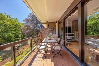 <p>Gelegen in het prachtige parkdomein "Eikendael" van ca. 9.800 m² bevindt zich dit ruime, energiezuinige en instapklare luxeappartement van ca. 152 m², gelegen op de tweede verdieping.</p>
<p>Het appartement werd in 2014 volledig gerenoveerd. Recent werd ook de keuken vernieuwd en naadloos geïntegreerd in de leefruimte, wat zorgt voor een hedendaagse en open woonbeleving.</p>
<p><span><strong><br />Indeling</strong></span><br /><br />Via de ruime gemeenschappelijke inkomhal bereikt u met de lift zowel de ondergrondse parking als het appartement. De privatieve inkomhal is voorzien van een ingemaakte vestiairekast en een gastentoilet met handenwasser. Vanuit de inkomhal is er toegang tot zowel de leefruimte als de nachthal.</p>
<p>De leefruimte op parket omvat een eetkamer en een ruime zithoek met open haard. Dankzij het grote schuifraam geniet u van een prachtig zicht op het park en de vijver en heeft u toegang tot het ruime privatieve terras. De recent vernieuwde, volledig geïnstalleerde keuken is uitgerust met een groot kookeiland en alle hedendaagse comfort. (Ter informatie: de huidige stoomoven wordt nog vervangen door een nieuw exemplaar.) Ook vanuit de keuken is er toegang tot het terras.</p>
<p>De nachthal geeft toegang tot een ruime berging/technische ruimte, de master bedroom met ensuite badkamer en twee bijkomende slaapkamers. Zowel de master bedroom als de twee overige slaapkamers hebben toegang tot een tweede privatief terras. De ensuite badkamer is voorzien van een dubbele lavabo, ligbad, toilet en een aansluiting voor een bidet of inloopdouche. Daarnaast beschikt het appartement over een tweede badkamer met douche, lavabo en aansluiting voor een wasmachine.</p>
<p>Privatieve autostaanplaats met laadpaal en aansluitend een ruime afgesloten berging, apart aan te kopen voor € 35.000.<br /><br /></p>
<p><span><strong>Troeven</strong></span></p>
<p>Unieke ligging in een rustig en groen parkdomein <br />Prachtig uitzicht op de vijver en het park <br />Twee ruime privatieve terrassen <br />Energiezuinig appartement met laag verbruik <br />Verwarming deels op aardgas en deels via een lucht-luchtwarmtepomp <br />Videofoon <br />Tv-aansluiting in de slaapkamers <br />Ruime lift van de kelderverdieping tot het appartement <br />Ondergrondse autostaanplaats met grote afgesloten berging mogelijk<br />Tennisveld, wandelpaden en zitbanken in het park <br />Veel privacy <br />Conciërge woont op het domein<br /><br /></p>
<p><span><strong>Praktische informatie</strong></span></p>
<p>Maandelijkse servicekosten: ca. € 525, inclusief privatief verbruik van verwarming en water, elektriciteit van de gemeenschappelijke delen, onderhoud van de gemeenschappelijke delen en het park, blokpolis, syndicus en afvalverwerking.</p>
<p>EPC: 107 kWh/m² jaar – Label B – UC: 3648727-RES-1<br />Elektrische installatie conform.<br />Asbestvrij.<br /><br /></p>
<p><strong><span>Stedenbouwkundige inlichtingen</span>: </strong>Vg–Wp–Vv–Gvkr–Gmo–Gworg.</p>