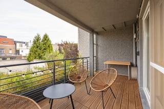 <p>LICHTRIJK 2-SLAAPKAMERAPPARTEMENT MET TERRAS IN WILRIJK</p><p>Instapklaar appartement van 79 m² met twee slaapkamers, een ruim overdekt terras en een rustige, centrale ligging in Wilrijk.</p><p>🏡 INDELING:<br />Je komt binnen in een ruime, open en lichtrijke leefruimte met een volledig geïnstalleerde open keuken. Dankzij de grote raampartijen baadt de leefruimte in natuurlijk licht. De combinatie met de laminaatvloer zorgt voor een warme en tijdloze uitstraling.</p><p>De keuken sluit mooi aan op de leefruimte en beschikt over een afzonderlijke berging, wat extra praktische opbergruimte biedt.</p><p>Het appartement beschikt over twee slaapkamers. De hoofdslaapkamer is voorzien van airconditioning. Vanuit de tweede slaapkamer heb je rechtstreeks toegang tot het ruime overdekte terras, waar je in de vroege avond van de zon kan genieten.</p><p>De badkamer beschikt over een ruime inloopdouche en dubbele lavabo. Daarnaast is er een apart toilet.</p><p>✨TROEVEN:<br />Ruime en lichtrijke leefruimte<br />2 slaapkamers (1 met airco)<br />Ruim overdekt terras met avondzon<br />Open, volledig geïnstalleerde keuken met aparte berging<br />Badkamer met inloopdouche en dubbele lavabo<br />EPC-label B<br />Mobiscore van 9/10<br />Geen maandelijkse gemeenschappelijke kosten<br />Ruime, droge kelder inbegrepen</p><p>📍 LIGGING</p><p>Het appartement bevindt zich in een rustige straat, maar geniet van een centrale ligging met een vlotte bereikbaarheid van zowel het centrum van Wilrijk als Antwerpen.</p><p>Winkels, diensten en andere dagelijkse voorzieningen zijn vlot bereikbaar. Ook het openbaar vervoer bevindt zich in de nabije omgeving. De woning heeft een Mobiscore van 9/10, met een tramhalte op minder dan 250 meter, een belangrijke bushalte op minder dan 500 meter en een treinstation op minder dan 2 km.</p><p>📌 Praktisch</p><p>Adres: Golfstraat 91/101, 2610 Wilrijk<br />Bewoonbare oppervlakte: 79 m²<br />Slaapkamers: 2<br />Badkamer: 1<br />Verdieping: 1ste verdieping<br />Renovatiejaar: 2017<br />EPC: 122 kWh/m² – label B<br />Kelder: inbegrepen<br />Beschikbaar: vanaf akte (voorkeur december 2026)</p>
