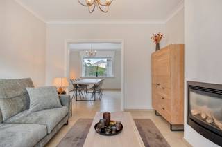 Deze ruime woning biedt zowel wooncomfort als een commerciële mogelijkheid. De woning beschikt over een aparte kapsalon met eigen inkom aan de voorzijde, ideaal voor wie wonen en werken wil combineren. Achteraan is er een toegang tot de koer, maar geen directe verbinding met de woning, wat privacy garandeert voor beide ruimtes.Indeling van de woning:Benedenverdieping:- Inkomhal- Lichte en gezellige living- Vernieuwde keuken- Badkamer voorzien van douche, ligbad, dubbele lavabo en toilet- Buitenkoer en tuin met aparte buiten-wcBovenverdieping:- Vier slaapkamersZolder:Bereikbaar via vaste trap, met betongewelf, geschikt voor opslag of uitbreidingDeze woning combineert praktische woonruimte met commerciële mogelijkheden, een ideale kans voor zelfstandigen of gezinnen die ruimte en flexibiliteit waarderen.Dit pand is onderworpen aan de renovatieverplichting van de Vlaamse overheid voor residentiële gebouwen (behoudens bij sloop binnen 5 jaar na de aankoop). Consulteer voor meer informatie de website van het Vlaams Energie- en Klimaatagentschap via https://www.vlaanderen.be/een-woning-kopen/renovatieverplichting-voor-residentiele-gebouwen