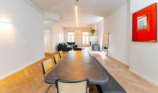 Majestueus appartement op het Zuid tegenover het oude Justitiepaleis. <br /><br />Het appartement is volledig gerenoveerd met behoud van authentieke elementen.<br /><br />Indeling: Statige hal en gastentoilet. Imposante leefruimte bestaande uit een salonruimte voorzien van een gashaard met aanpalend een eetkamer. Volledig ingerichte halfopen keuken uitgerust met een vaatwasser, kookplaat, oven, microwave oven, koelkast en diepvries. Vanuit de eetkamer en keuken heeft men toegang tot een royaal terras. <br /><br />Masterslaapkamer met en-suite badkamer met dubbele wastafel, bad, inloopdouche en toilet. Verder 2 ruime slaapkamers en een badkamer met wastafel, inloopdouche en toilet.<br /><br />Bureau en wasruimte.<br /><br />Bijzonderheden:<br />- Kwalitatieve afwerking en voorzien van alle comfort<br />- Visgraatparket<br />- Hoge plafonds met prachtige moulures<br />- Kelder<br />- Mogelijkheid te huren via een vennootschap<br />- Op minder dan 5 minuten van de ring<br /><br />Parking 165 €/maand +25 €/maand provisie kosten.