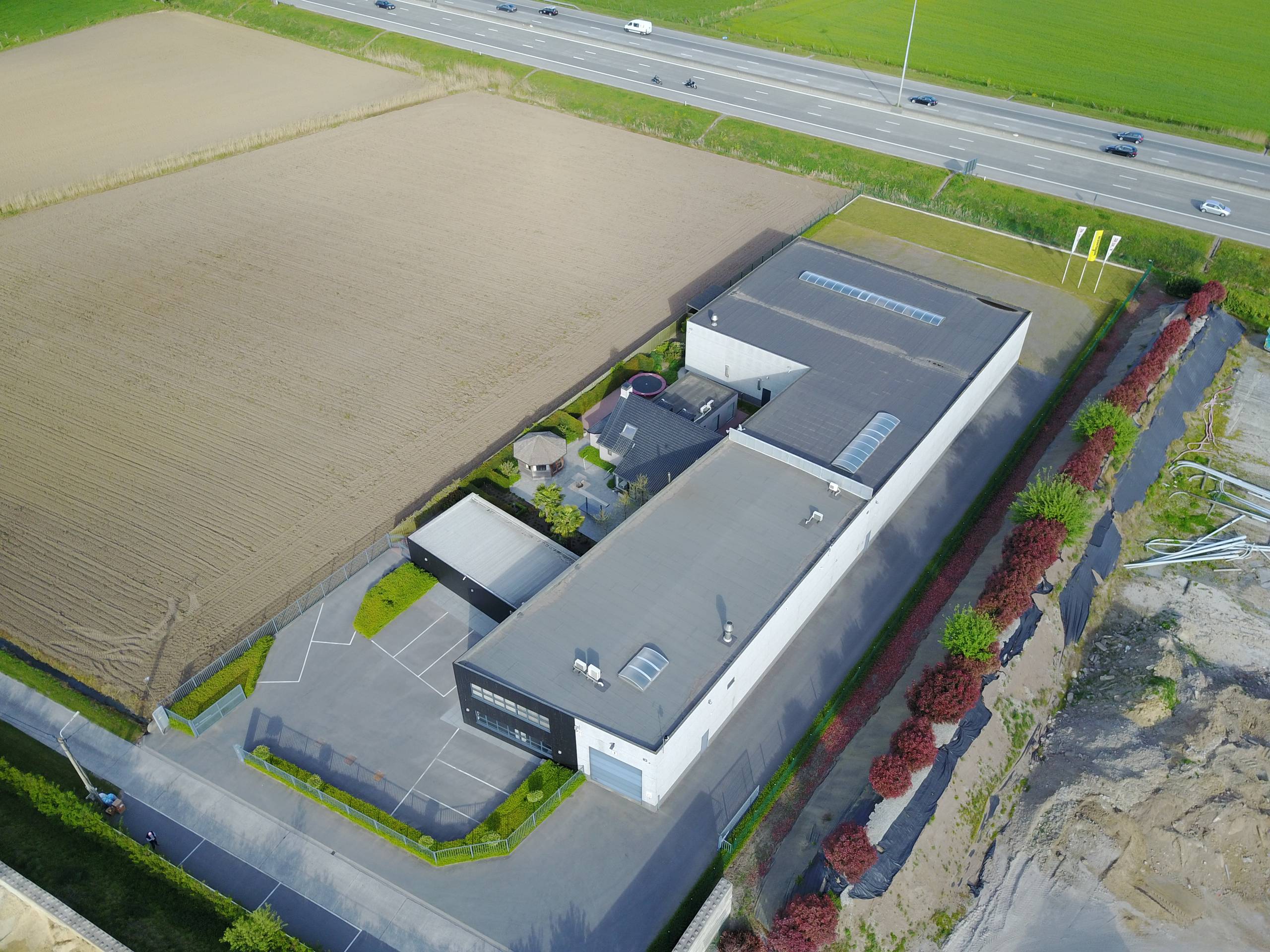 Commercial à louer à Kruisem avec 4 chambres - photo 1