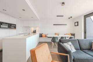 <h3><span>Prachtig appartement met 2 slaapkamers zongericht. </span><span>Dit prachtige appartement met </span><span>twee volwaardige slaapkamers</span><span> is gelegen op de derde verdieping van het prestigieuze gebouwencomplex </span><span>Jan Turpin</span><span>.</span></h3><p><span>Het appartement verkeert in </span><span>uitstekende staat</span><span> en is smaakvol en kwalitatief afgewerkt. </span></p><p><span>De indeling omvat een ruime, brede woonkamer met aansluitend een mooie keuken en terras. </span></p><p><span>Via een stijlvolle glazen deur bereikt u de nachthall, die toegang geeft tot het afzonderlijke toilet, de praktische berging en de badkamer met </span><span>inloopdouche en dubbele lavabo</span><span>.</span></p><p><span>De twee volwaardige slaapkamers bevinden zich aan de achterzijde en geven allebei uit op een </span><span>tweede terras</span><span>, vanwaar u kunt genieten van een mooi uitzicht over de havengeul.</span></p><p><span>De </span><span>smaakvolle meubels zijn inbegrepen in de verkoopprijs</span><span>, evenals een </span><span>ondergrondse berging</span><span>.</span></p><p><span>Een </span><span>ondergrondse garage</span><span> kan optioneel worden aangekocht voor € </span><span>73.500, aankoopkosten inbegrepen</span><span>.</span></p><p><span>Een bijzonder verzorgd appartement met een uitstekende ligging en een prachtig uitzicht, ideaal als permanente woonst, tweede verblijf of investering.</span></p>