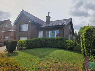 Energiezuinige gezinswoning met zonnepanelen en 4 slaapkamers nabij het centrum van Dessel.Gelegen aan de Kromstraat 99 te Dessel bevindt deze...