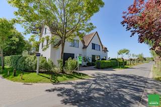 <strong>Prachtige nieuwbouwvilla met 6 slaapkamers, 5 badkamers en een fantastisch open zicht over de velden, gelegen op slechts enkele minuten van het Zoute en het centrum van Knokke.</strong><br /><br />De villa werd met de meest hoogwaardige materialen afgewerkt.<br /><br /><u>Indeling van de villa</u>:<br /><br />Gelijkvloerse verdieping: inkomhall met aparte WC en vestiaire. Zéér lichtrijke leefruimte met eetplaats en zithoek met gashaard en toegang via schuifraam naar terras en tuin. Open zicht over de velden. Volledig ingerichte open keuken met groot eiland. Bijkeuken / wasplaats. Berging / technische ruimte. Garage voor 1 wagen en buitenparkings.<br /><br />Eerste verdieping : Master bedroom met dressing en aansluitende badkamer. Slaapkamer 2 met dressing en aansluitende badkamer. Slaapkamer 3 met aansluitende douchekamer. Slaapkamer 4 met dressing en aansluitende douchekamer.  Bureau.<br /><br />Tweede verdieping: Slaapkamer 5 en slaapkamer 6. Overloop. Douchekamer. Aparte WC. Technische ruimte.<br /><br />Alarminstallatie. Vloerverwarming. Geothermische warmtepomp. Domotica.<br /><br />Verkoop onder Btw-stelsel op constructiewaarde en registratiestelsel op grondwaarde.<br /><br />https://www.youtube.com/shorts/wORBH1TJUJs<br /> 