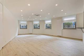 <p>U betreedt het appartement vanuit de nachthal. Links bevindt zich de ruime leefruimte met open keuken. Deze keuken geniet van alle comfort: een gasfornuis, een ingebouwde heteluchtoven en microgolfoven, een ijskast, een diepvriezer en een vaatwasser. In de keuken is een bergruimte voorzien met aansluitmogelijkheden voor een wasmachine en een droogkast. De leefruimte baadt in een zee van licht door de grote raampartijen en is voorzien van een aircosysteem met afstandsbediening.<br />Rechts van de nachthal bevindt zich de ruime slaapkamer (ca. 17 m²) en de badkamer voorzien van een douche, een lavabo en een handdoekradiator. Achteraan het appartement kan u een zuid-west geörienteerde binnenkoer vinden van ca. 22 m² groot. <br />De gemeenschappelijke kosten bedragen een provisie van 50 euro/maand (onderhoud en elektriciteit gemeenschappelijke delen).<br />Het appartement is gelegen op 3 minuten rijden van de E34 en op 10 minuten rijden van het Centraal-Station.<br />Het pand beschikt over een garagebox die men kan huren voor 175 euro/ maand. <br />Maximale bewoning 2 personen - 3-6-9 jaarcontract - huurwaarborg 3 maanden</p>