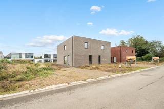 <p><span>Moderne casco + afgewerkte nieuwbouwwoning (BEN) op een zeer centrale doch uiterst rustige ligging te Peer.</span></p><p><span> </span></p><p><span>Deze strakke moderne woning van 144m² heeft een open leefruimte dankzij de praktische indeling die uitgekiend is voor een optimaal gebruik van de ruimtes en met een maximum aan daglicht.</span></p><p><span> </span></p><p><span>Op het gelijkvloers is er de riante open leefruimte voor een zithoek en een open leefkeuken met aansluitende eetkamer. Er zijn grote glaspartijen voorzien voor een maximale lichtinval en een groot schuifraam voor een gemakkelijke verbinding naar de tuin en het terras. Grenzend aan de keuken is er de praktische, ruime berging/wasplaats voor wasmachine, droogkast en veel extra opbergruimte. Verder is er de inkomhal met het gastentoilet.</span></p><p><span> </span></p><p><span>Op de verdieping vinden we 3 slaapkamers, de badkamer en een extra toilet. De slaapkamers zijn zeer ruim, net zoals de badkamer waar er meer dan voldoende ruimte is voor een ligbad, inloopdouche en dubbel badkamermeubel.</span></p><p><span> </span></p><p><span>De woning is gelegen op een leuk perceel in een rustige straat waar je kan genieten op je terras.</span></p><p><span> </span></p><p><span>Deze woning heeft een perfecte ligging met een ideale combinatie van een zeer goede bereikbaarheid van winkels, scholen, openbaar vervoer en verbindingswegen richting Hasselt en Eindhoven. Deze uitzonderlijke kwalitatieve nieuwbouwwoning wordt opgetrokken in de beste materialen, volgens alle laatste normen en volgens de regels van de kunst.</span></p><p><span> </span></p><p><span>U kan als koper de keuze maken om de woning aan te kopen in zijn huidige Casco + fase of zelfs volledig afgewerkt waarbij u als koper alle keuzes kunt maken en uw sleutel ontvangen van zodra het volledig naar uw wensen afgewerkt werd. De vermelde prijs is voor de huidige Casco + afwerking.</span></p><p><span> </span></p><p><span>Wenst u meer info of een afspraak, contacteer ons op 011/85.15.15 en dan helpen wij u graag verder.</span></p><p><span> </span></p>
