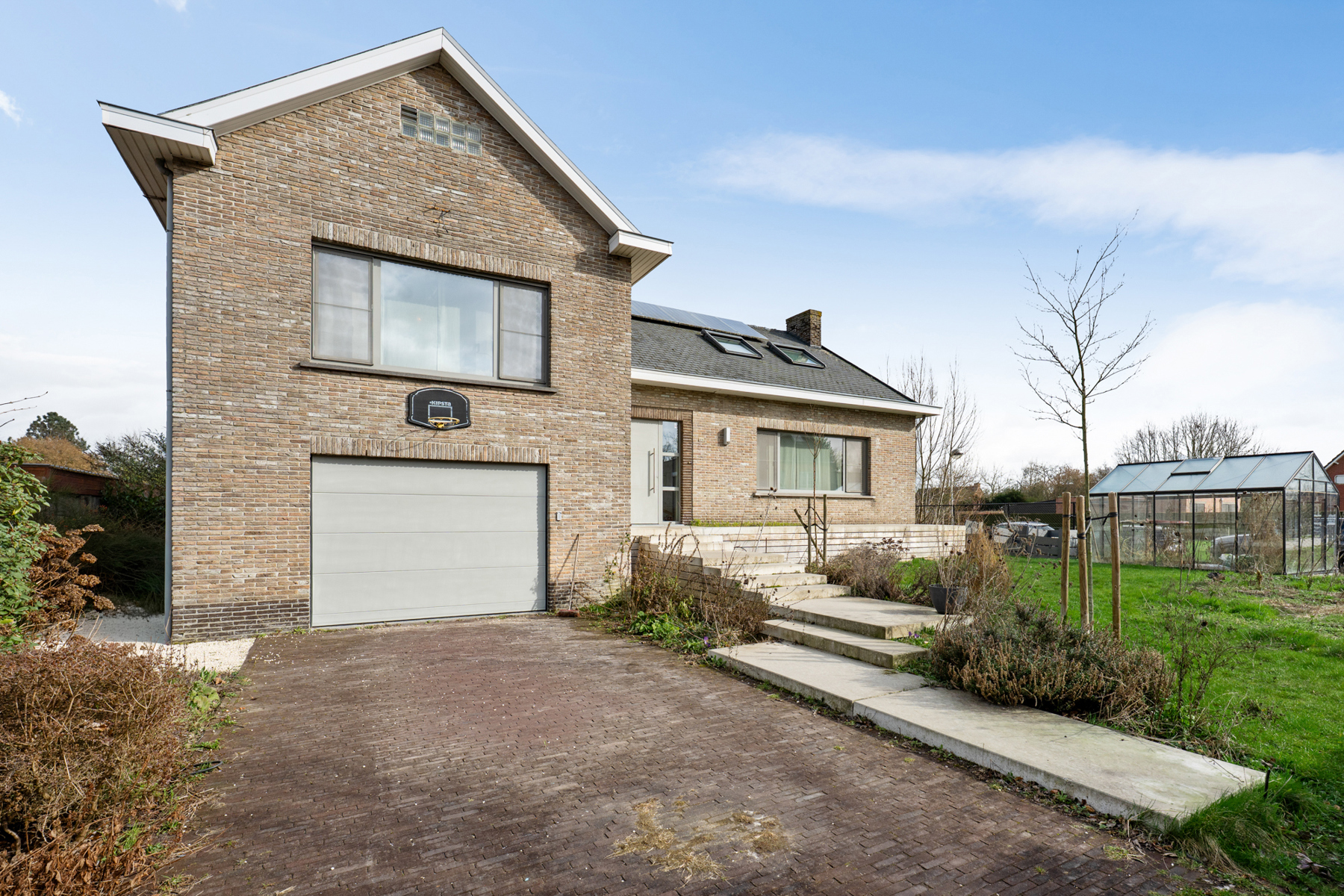 Villa met 5 slaapkamers, 2 badkamers en een ruime kelder. - foto 2