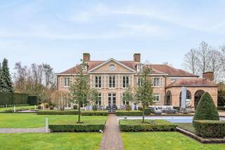 Villa exclusive sur un terrain d'environ 5 000 m², située dans un environnement résidentiel et boisé à Pelt (Grote Heide). Au rez-de-chaussée,...