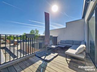 This very recently built apartment is located on Majoor Woodstraat, boasting an excellent location in the commercial center of Oostkamp.The apartment...
