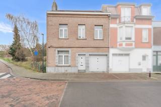 Te koop: karaktervolle halfopen bebouwing in het centrum van Zaventem, op wandelafstand van het treinstation en met een private koer.Deze woning,...