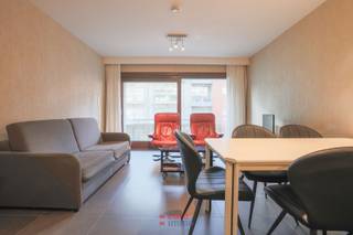 Cette propriété est baignée de soleil du midi au soir ! Depuis votre terrasse, vous pourrez profiter pleinement des rayons du soleil, prendre l'apéritif en famille ou profiter pleinement de vos vacances en bord de mer. La propriété est adossée à la rue commerçante et piétonne et n'a pas la même agitation. Dès l'entrée, on remarque le hall d'entrée très spacieux, équipé de toilettes et d'une salle de bains séparées ; le séjour est équipé d'une cuisine ouverte avec un débarras ; à l'arrière, il y a 2 chambres à coucher de taille normale.<br /><br />Pas besoin d'acheter des meubles, les meubles actuels restent.<br />Possibilté d'acheter un garage pour un supplément.<br />EPB: 177 (Label B)