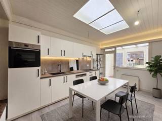 <p><span>Woning met 3 à 4 slpks en tuin</span></p><p><span>De woning is gelegen nabij het centrum van Sint-Niklaas, openbaar vervoer, winkels en scholen.</span></p><p><span>De indeling:</span><span><br /></span><span>Gelijkvloers:</span><span><br />Lichtrijke, L-vormige leefruimte met toegang naar de nieuwe keuken.<br />De keuken beschikt over volgende toestellen: kookplaat, dampkap, afwasmachine, oven, ijskast en diepvries.</span></p><p><span>Badkamer met lavabomeubel, ligbad en toilet.<br />De veranda met aansluiting voor wasmachine en droogkast en toegang naar ruime tuin met tuinhuis.<br />Aparte berging.</span></p><p><span>1ste verdieping:</span><span><br />3 slaapkamers.</span></p><p><span>2de verdieping:</span><span><br />Zolderruimte (met vaste trap).</span></p><p><span>Pluspunten:</span><span><br />- Centraal gelegen<br />- Tuin aanwezig<br />- 3 à 4 slaapkamers<br />- Elektriciteit is conform</span></p><p><span>- Opgenomen in het maatregelen register: Nee</span></p><p><span> </span></p>
