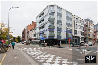 <strong>Op te frissen 2-slaapkamerappartement met veel natuurlijke lichtinval op een steenworp van het Hasseltse stadscentrum! </strong><br /><br /><strong><u>Troeven:</u></strong><br />- Centrale ligging tussen het stadspark en het centrum<br />- Winkels, horeca, scholen, recreatie, openbaar vervoer, ... op wandelafstand<br />- Vlotte verbinding naar uitvalswegen en de E313<br />- Asbestveilig<br />- Gunstig EPC met label C <br />- 2 ruime slaapkamers<br />- Gratis bewonersparkeren in omliggende straten voor 2 auto's<br />- Lift aanwezig in het gebouw<br />- Terras aanwezig<br />- Kelderberging inbegrepen in de vraagprijs <br />- Zowel als opbrengsteigendom of voor eigen bewoning een interessante investering<br /><br />Dit lichtrijke hoekappartement ligt net buiten de Groene Boulevard, op een strategische locatie tussen het stadspark en het levendige centrum van Hasselt. Hier woon je op wandelafstand van winkels, scholen, restaurants en ontspanningsmogelijkheden, met bovendien een vlotte verbinding naar de belangrijkste uitvalswegen en de autosnelweg. Ook het ziekenhuis bevindt zich vlakbij en parkeren kan gratis voor twee voertuigen in de ruime omgeving.<br />Het appartement bevindt zich op de eerste verdieping, bereikbaar met trap of lift. De inkomhal leidt naar een ruime, zonnige woonkamer met een aangenaam uitzicht. Aansluitend vind je de keuken, het terras en een kleine berging. Verder zijn er twee slaapkamers, een apart toilet en een badkamer met ligbad en wastafel. In de kelder beschik je over een afsluitbare privéberging voor extra opbergruimte.<br /><br />Hoewel het appartement baat heeft bij een moderne update, biedt het veel potentieel voor wie op zoek is naar een eigen plek in de stad of een interessante opbrengsteigendom dankzij de uitstekende ligging. In de zone Stadspark kunnen bewoners met twee wagens volledig gratis parkeren. <br /><br />Hasselt is een stad om trots op te zijn. Met een uitgebreid aanbod aan winkels, cultuur, gastronomie en groene parken combineert ze het beste van stadsleven en ontspanning. Overdag geniet je van het shoppen, ’s avonds van de vele horecazaken, en tussendoor van rust in de talrijke parken en musea.<br /><br />Kortom, Hasselt heeft het allemaal en René laat je dit met veel plezier zien.<br /><br />Tot binnenkort!