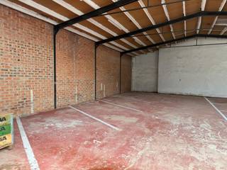 Parkeren in de buurt van de Edegemsesteenweg is niet altijd vanzelfsprekend. Daarom bieden deze overdekte autostaanplaatsen aan Edegemsesteenweg 26...