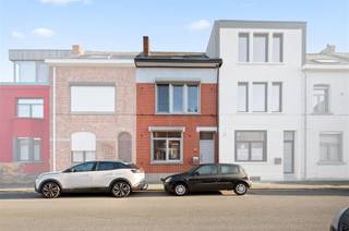 Acaciastraat, a quiet street (30 zone) in Mechelen-Zuid, where you can still park without a disc. With a school around the corner and...